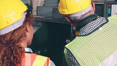 grupo de trabajadores de la fábrica que utilizan equipos de máquinas en el taller de la fábrica