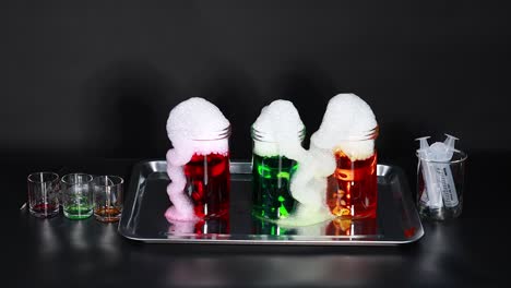 la espuma de colores estalla de los vasos con hielo seco