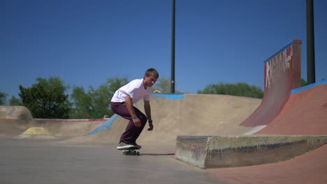 El-Skater-Hace-Un-Truco-En-La-Cornisa.