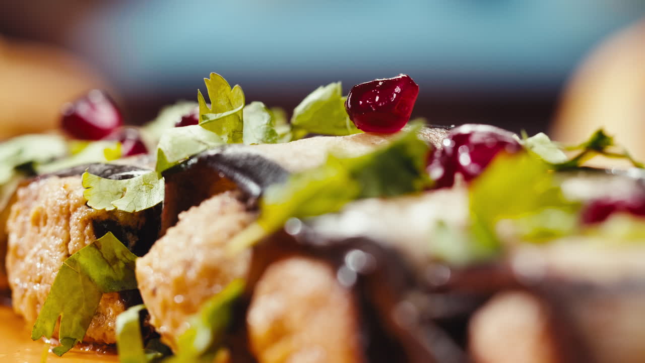berenjena rellena con granada y hierbas