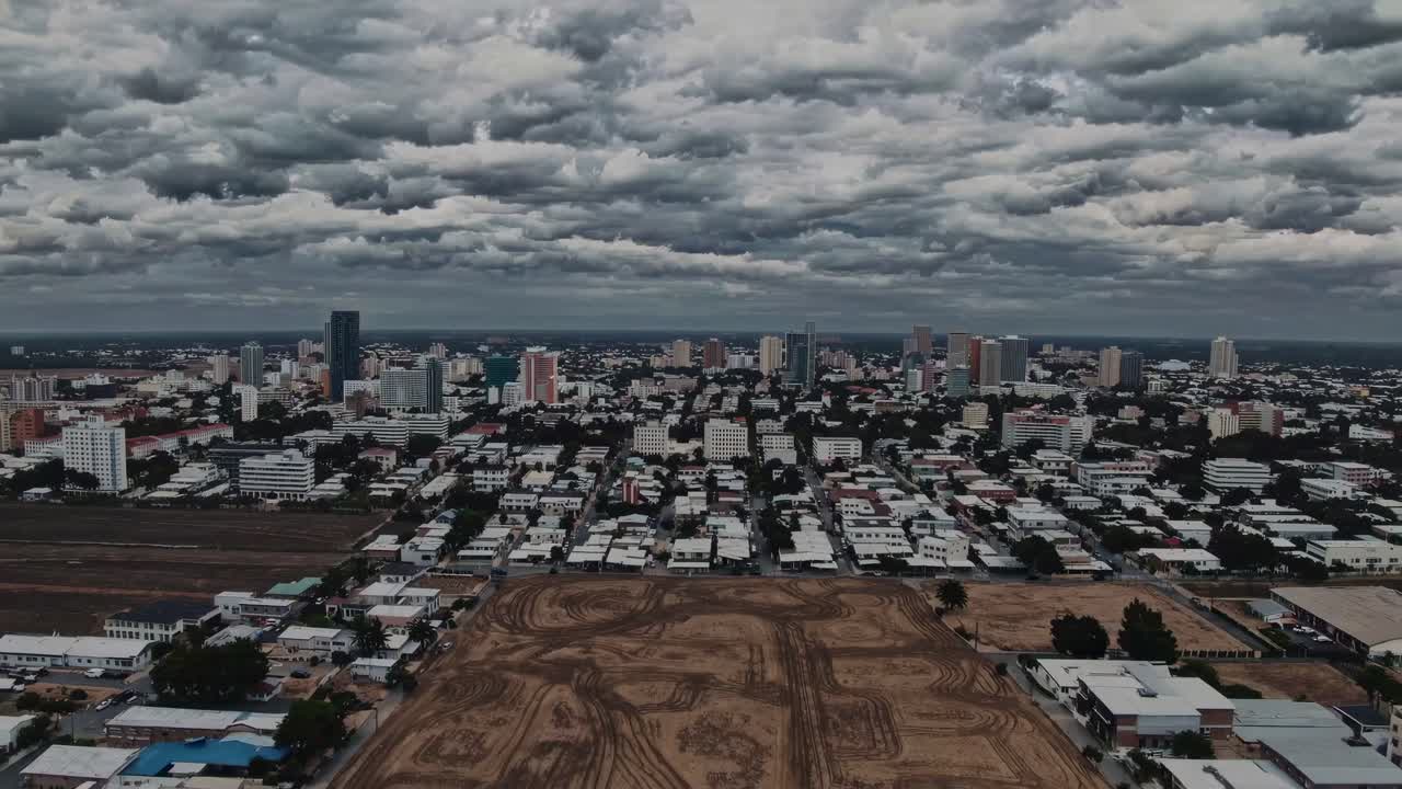 vista aérea de una ciudad con sitio de construcción