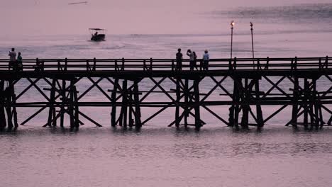 El-Puente-Mon-Es-Un-Antiguo-Puente-De-Madera-Ubicado-En-Sangkla,-Tailandia