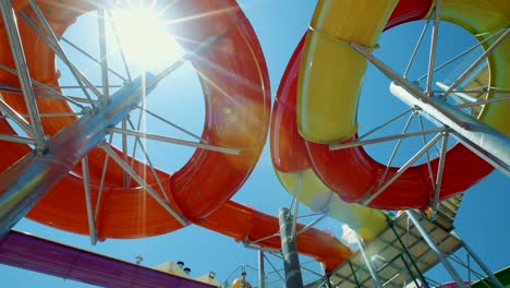 Tiro-Al-Fondo-De-Los-Toboganes-De-Agua-En-El-Parque-Acuático