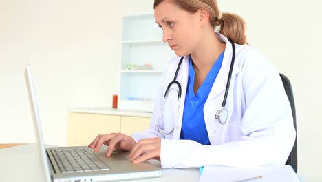 Blondhaired-doctor-working-on-her-laptop