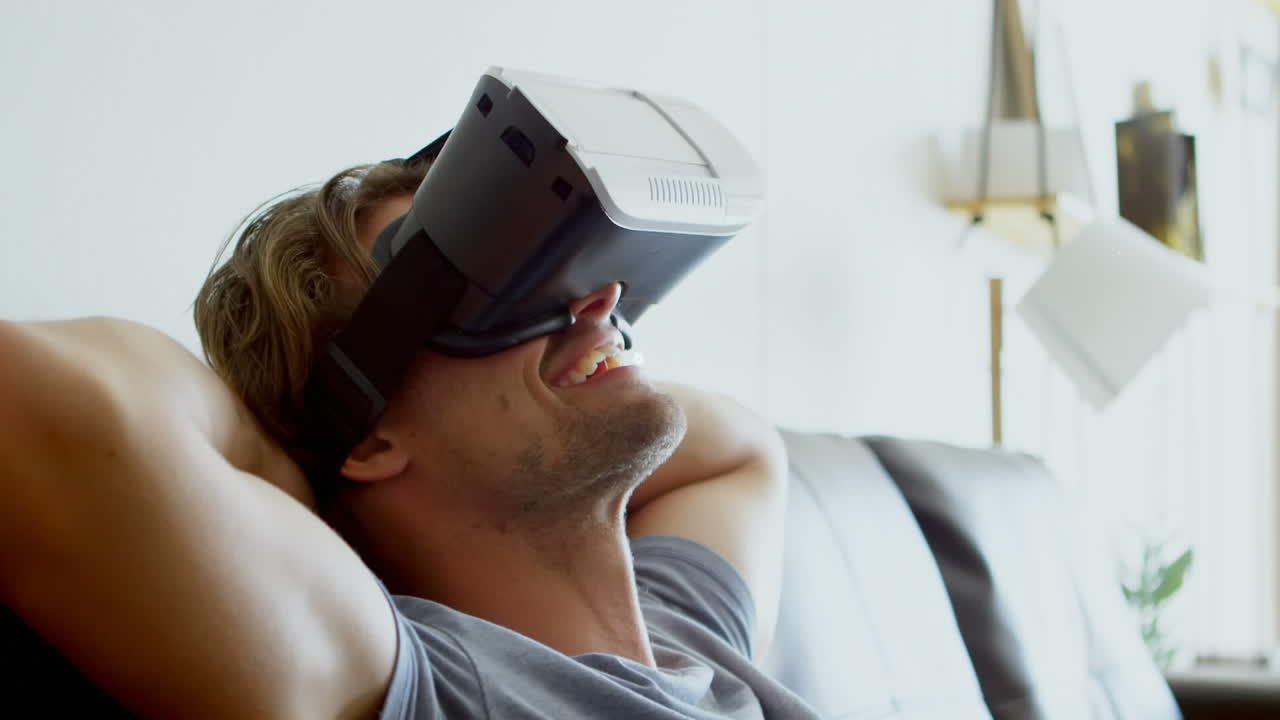 animación de la red de conexiones con iconos sobre el hombre que usa auriculares vr