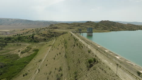 presa del embalse de dali mta con torre de control desolada en el agua, georgia