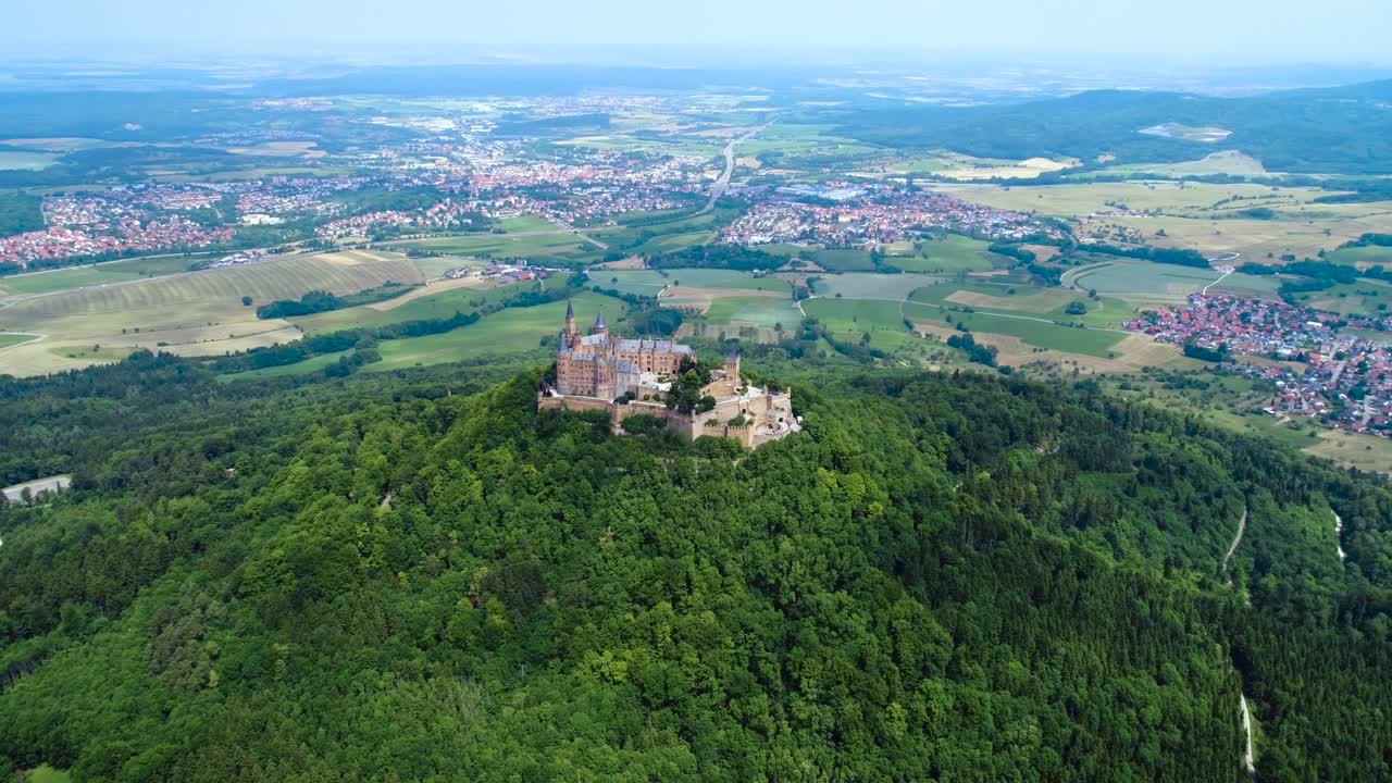 el castillo de hohenzollern, alemania. vuelos aéreos de aviones no tripulados.