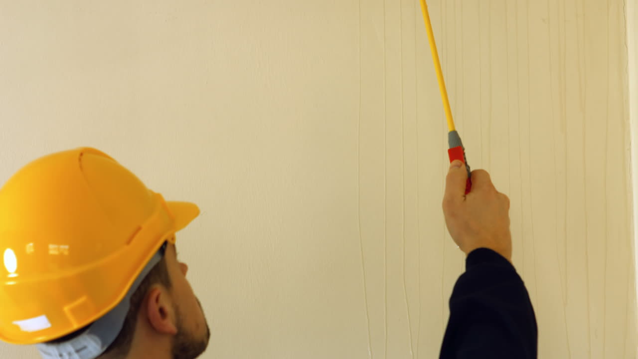 hombre haciendo control de plagas