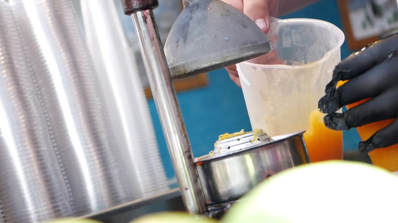 preparando jugo de naranja