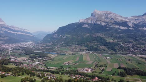 Panorámica-Aérea-A-La-Derecha-De-Un-Valle-Poblado-En-Las-Montañas