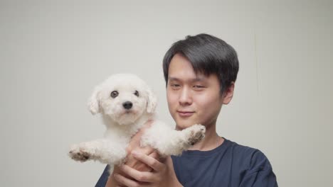애완동물 소유자는 사랑스럽고 사랑스러운 색 장난감 푸들 동반자를 자랑스럽게 생각합니다.