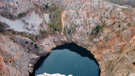 Toma-De-Mano-Del-Lago-Rojo