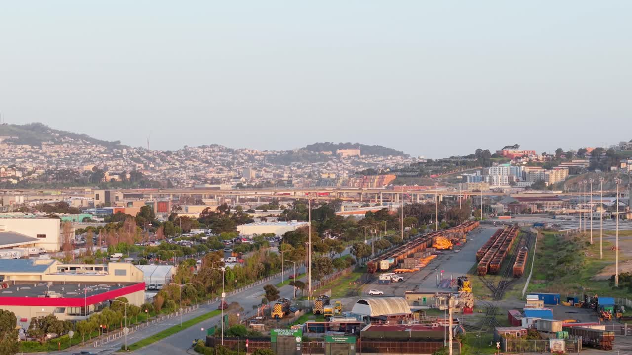 The sweeping shoreline of Heron’s Head Park connects nature with the vibrant streets of India Basin and Bernal Heights.