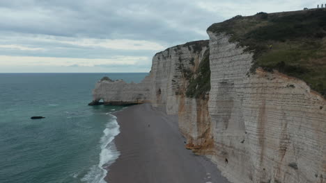 Increíble-Antena-Delantera-Junto-A-Un-Alto-Acantilado-Y-La-Costa-En-Francia