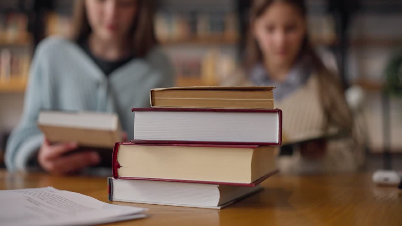 estudiantes estudiando juntos en una biblioteca