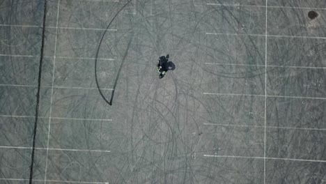 toma aérea de una motocicleta deslizándose hasta detenerse en medio de un estacionamiento en wichita, kansas