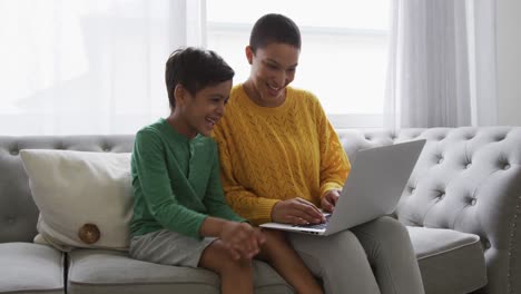 Familia-Disfrutando-Del-Tiempo-Libre-En-Casa