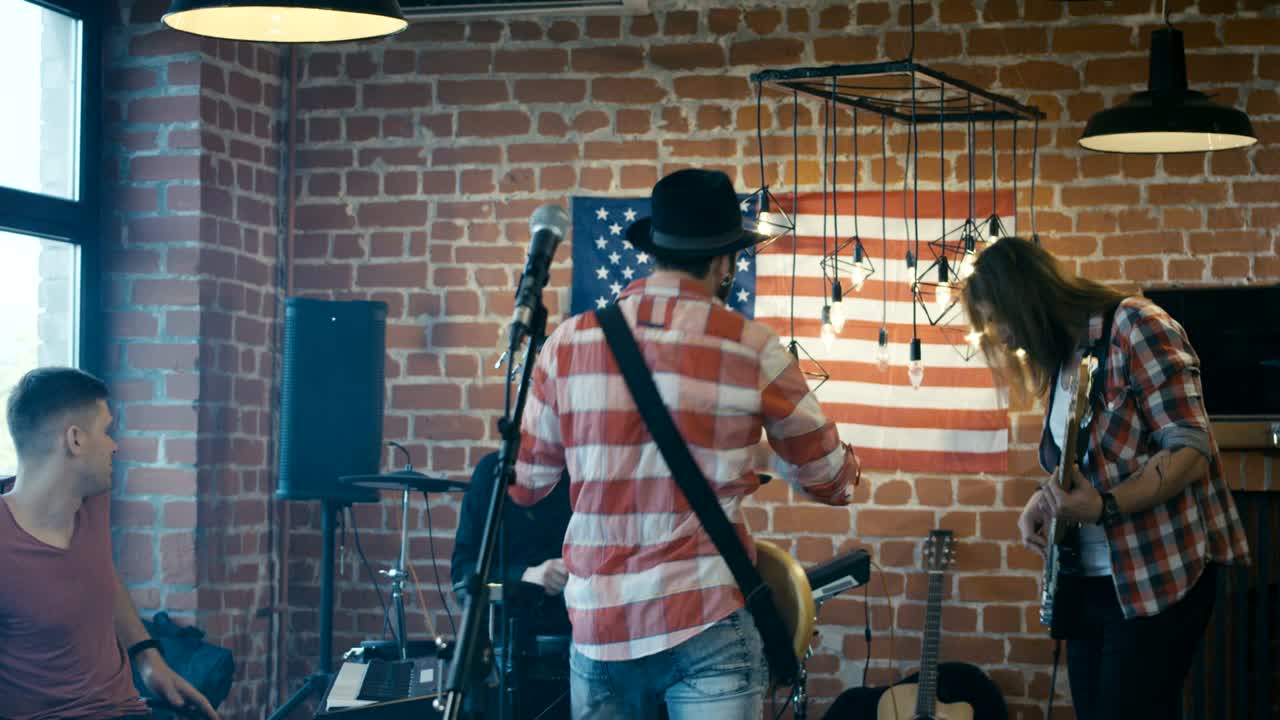 음악 그룹 의 남자 들 이 논쟁 을 벌이고 있다