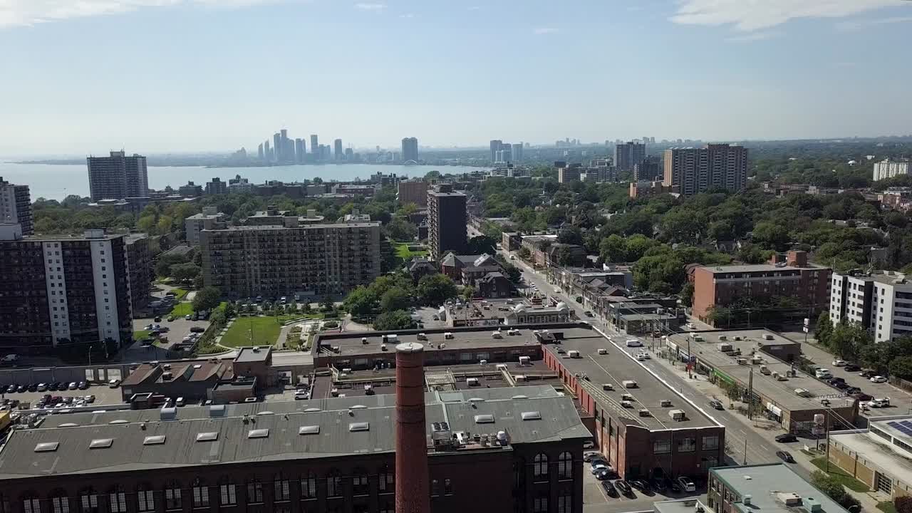 drone volando alrededor del vecindario cerca del lago ontario en la ciudad de toronto en verano