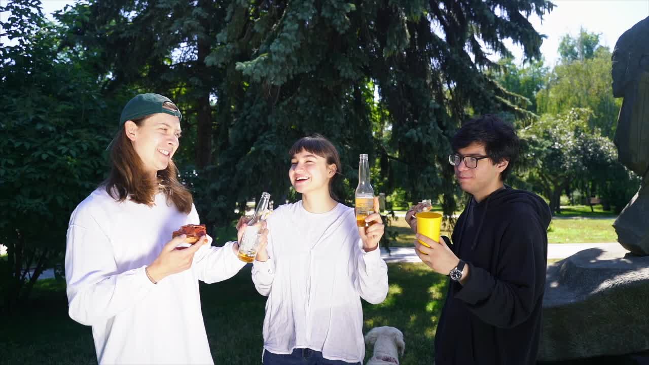 친구 들 이 공원 에서 피크닉 을 즐기고 있다