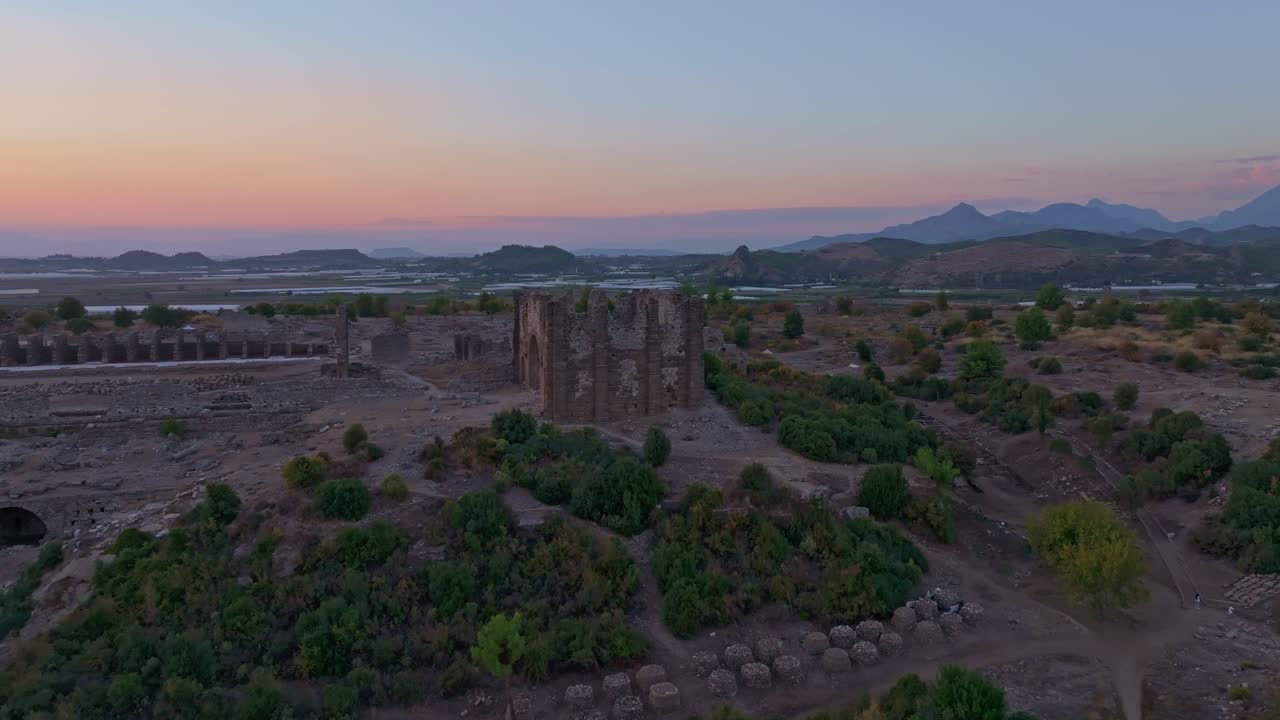 Suggestivo tramonto sulle rovine dell'anfiteatro di Aspendos in Turchia