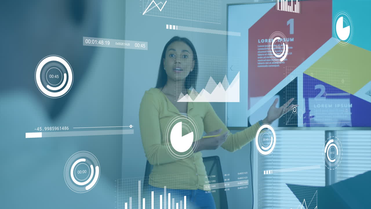 animación del procesamiento de datos sobre una mujer de negocios biracial que trabaja en la oficina