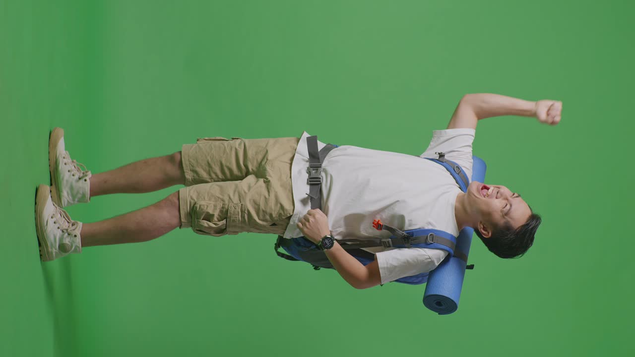 viajero emocionado con mochila