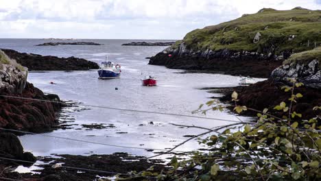 Lapso-De-Tiempo-De-Algunos-Barcos-Pesqueros-Varados-Durante-La-Marea-Baja-En-La-Isla-De-Barra,-Parte-De-Las-Hébridas-Exteriores-De-Escocia