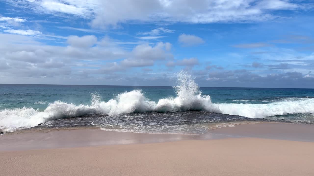 Stockoptagelser i slowmotion af bølger, der brager mod koralrevsbarrieren på kysten, hvid sandstrand, Mahe, Seychellerne 25 fps