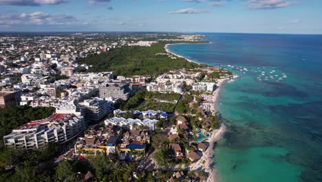 Vista-Aérea-De-Drones-De-Playa-Del-Carmen,-México,-Mar-Caribe-Y-Edificios-Frente-A-La-Playa