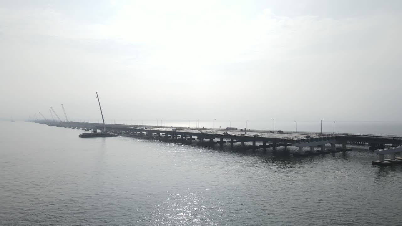 grandes filas de grúas de construcción dominan el horizonte de la bahía de tampa cerca del puente howard franklin durante un proyecto de expansión masiva