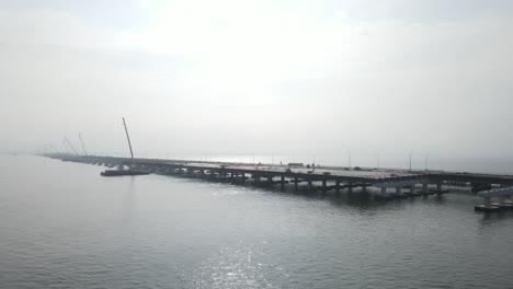 Große-Reihen-Von-Baukränen-Dominieren-Während-Eines-Riesigen-Erweiterungsprojekts-Die-Skyline-Von-Tampa-Bay-In-Der-Nähe-Der-Howard-Franklin-Bridge