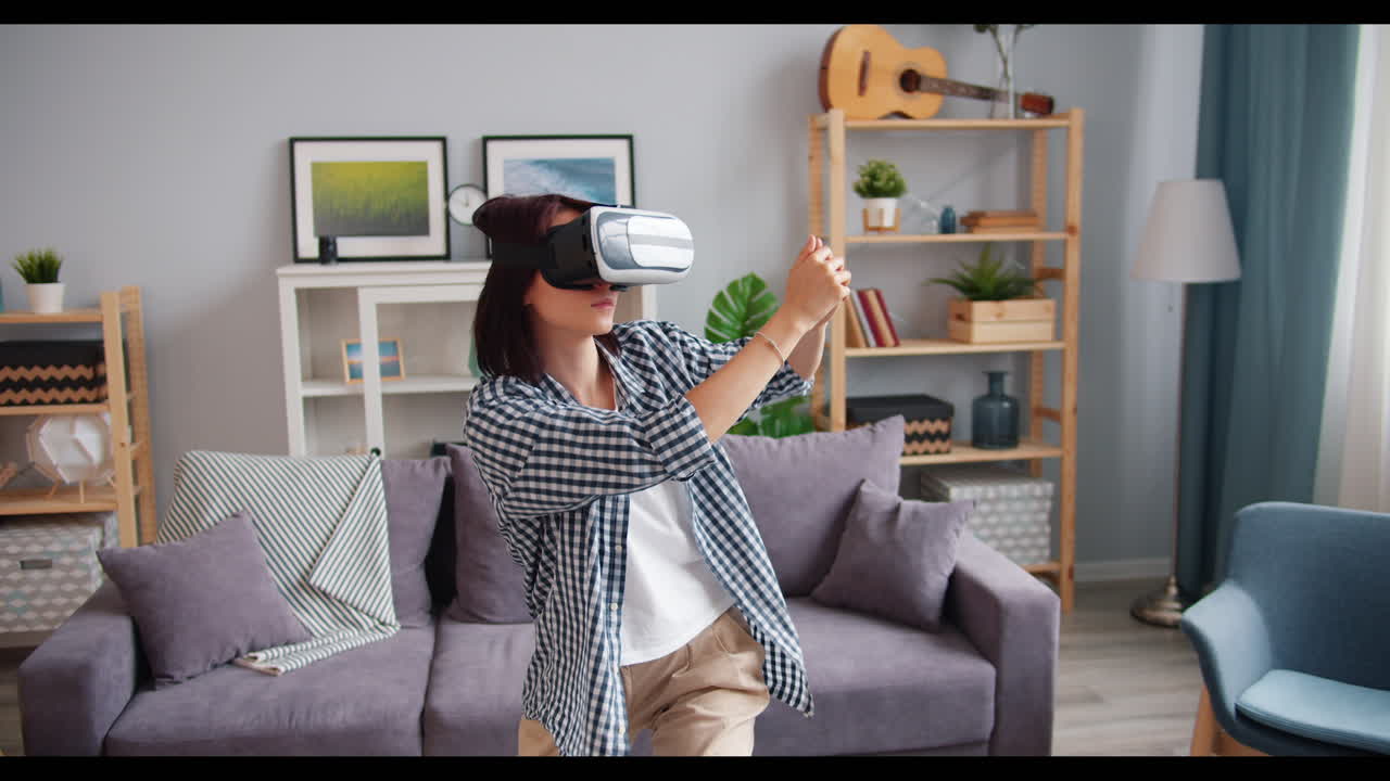 mujer disfrutando de la experiencia de realidad virtual