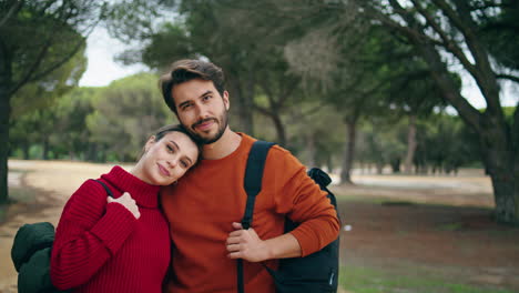 Entspannte-Familie-Steht-Wald-Mit-Rucksäcken-Herbsttag-Vertikal-Nahaufnahme