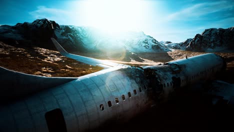 el avión se estrelló en una montaña.