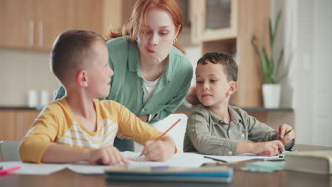 Familia,-Escuela-Y-Una-Madre-Ayudando-A-Sus-Hijos