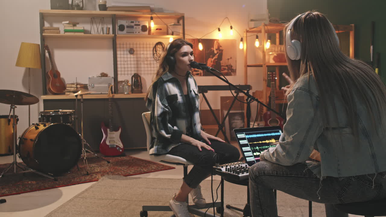 스튜디오에서 노래를 녹음하는 여성 가수