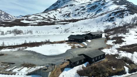 Alojamiento-Y-Edificios-Para-Acampar-En-La-Cima-De-La-Montaña-Sognefjellet-Noruega