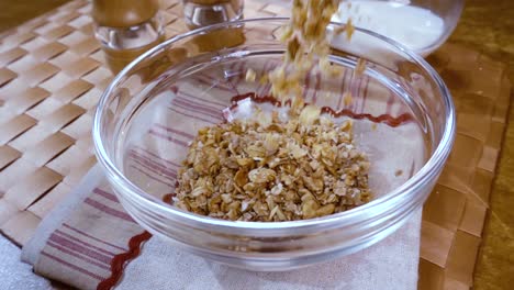 muesli de cereales de grano entero en un tazón para un delicioso desayuno matutino con leche. cámara lenta con toma de seguimiento de rotación.