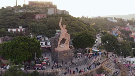 Antenne:-Guanajuato-City-Und-Die-Pipila,-Mexiko