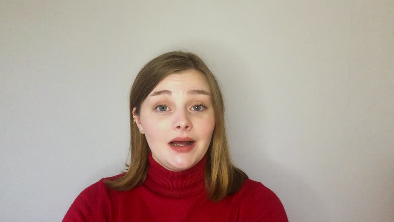 친구들과 화상 통화를 하는 동안 카메라에 좋은 소식을 전하는 여학생