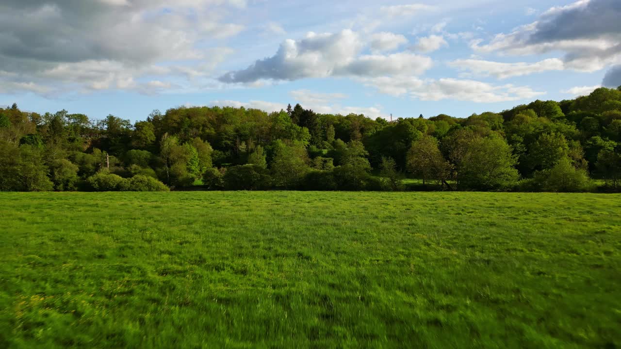 drone volando a baja altitud sobre prados verdes en el campo francés, nouvelle aquitaine en francia