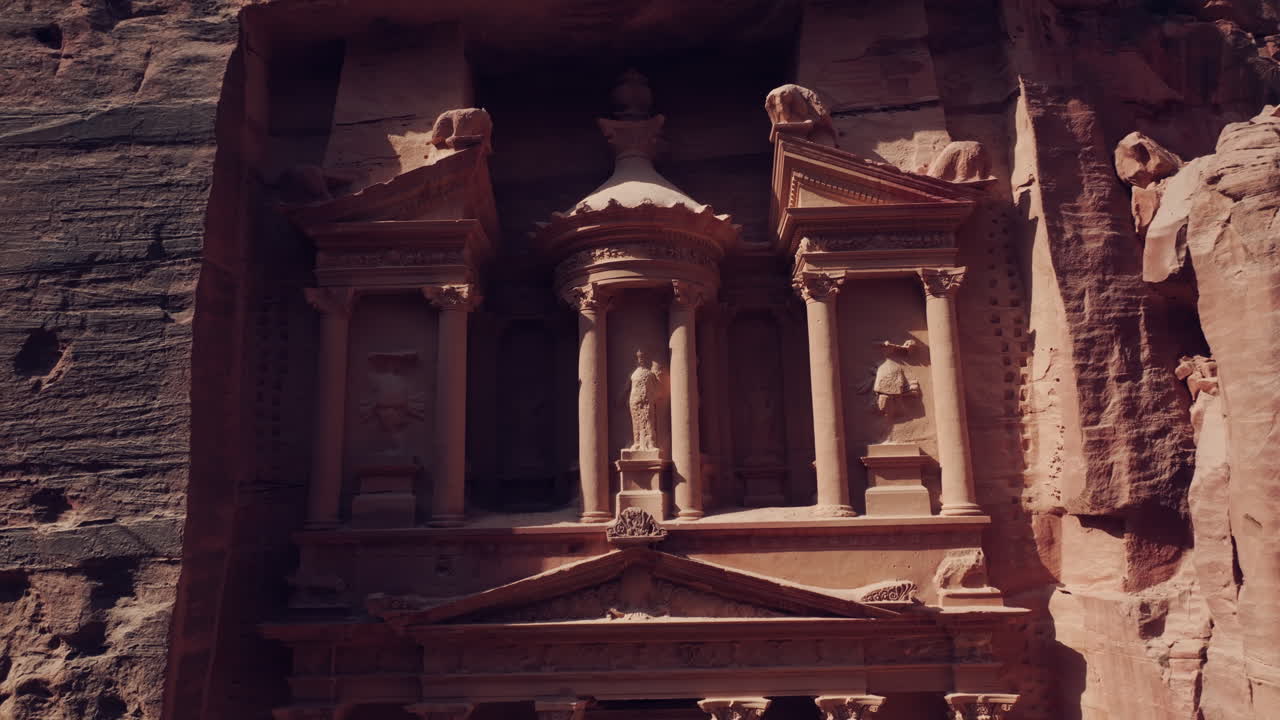 el tesoro (al-khazneh) antigua tumba escultura cortada en roca fachada, petra, ascendente aérea