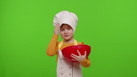 niña vestida como chef panadero cocinero mezclando masa en el cuenco, preparando pan, pastel en la llave de croma