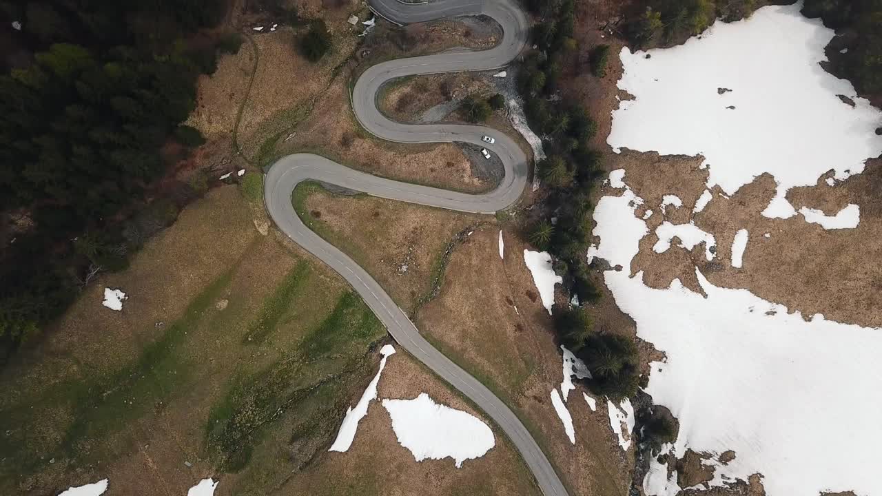 conducción de automóviles en sinuosas carreteras de montaña, vista aérea de arriba hacia abajo