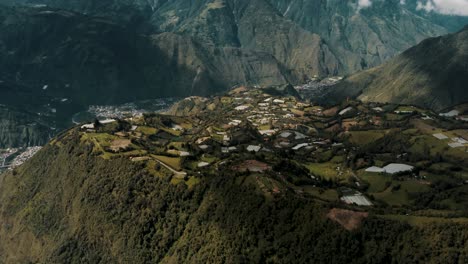 vista aérea de drones de baños de agua santa con volcán tungurahua en las montañas andinas de ecuador