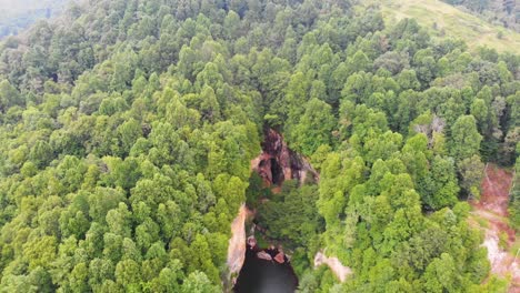 Video-De-Drones-De-4k-De-La-Sucursal-De-Burnett-En-Emerald-Village-Cerca-De-Little-Switzerland,-Nc-El-Día-De-Verano