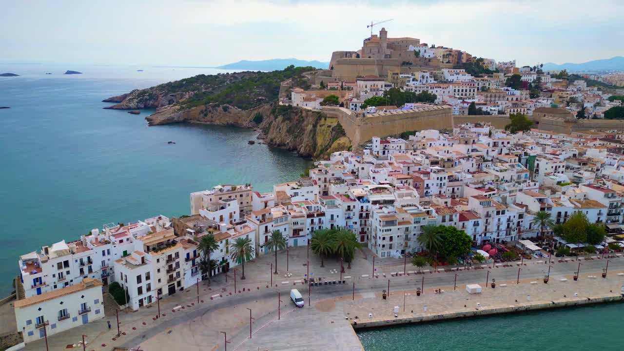 удивительный взгляд с воздуха на набережную порта ибица, испания