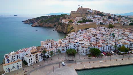 Wunderbare-Luftaufnahme-Von-Oben,-Hafenpromenade,-Ibiza-Stadt,-Spanien