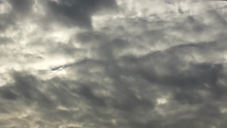 el cielo nublado
